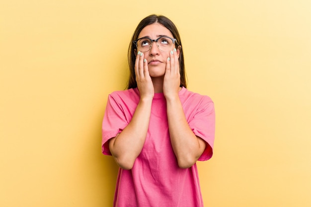 Gémir et pleurer tristement