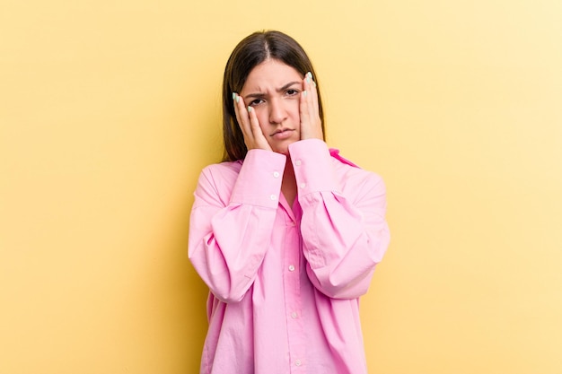 Gémir et pleurer tristement