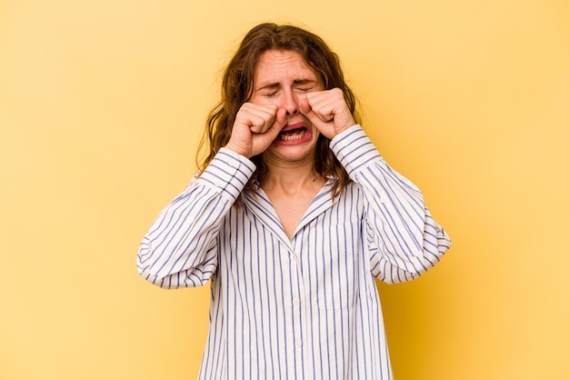 Gémir et pleurer tristement