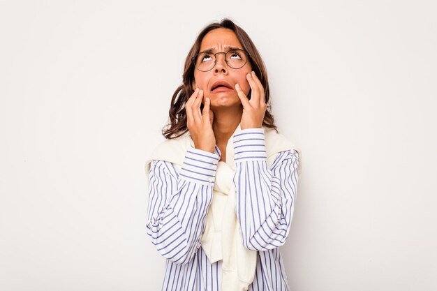 Gémir et pleurer tristement