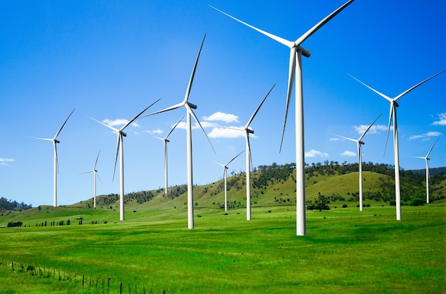 Photo générateur d'énergie éolienne dans un magnifique paysage naturel pour la production d'énergie renouvelable