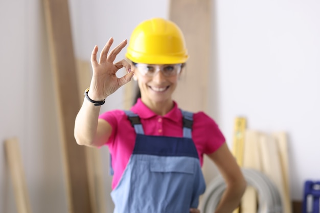 Générateur de femme souriant et montrant le geste OK en atelier