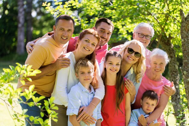 Photo génération et concept de personnes portrait de famille heureuse dans le jardin d'été