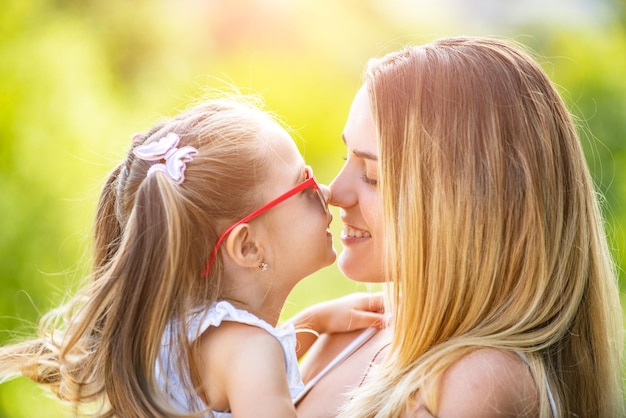 Génération familiale et concept de personnes Portrait en gros plan d'une mère souriante étreignant une petite fille mignonne Petite fille embrassant sa mère heureuse