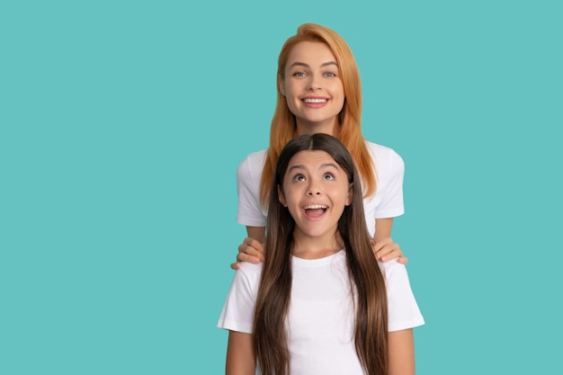 Génération. joyeuse mère et fille. portrait de maman et adolescente.