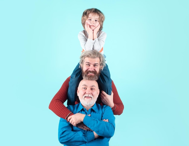 Génération de personnes et étapes de croissance isolées Génération d'hommes grand-père père et petit-fils en plein air Concept de la fête des pères Hommes d'âges différents