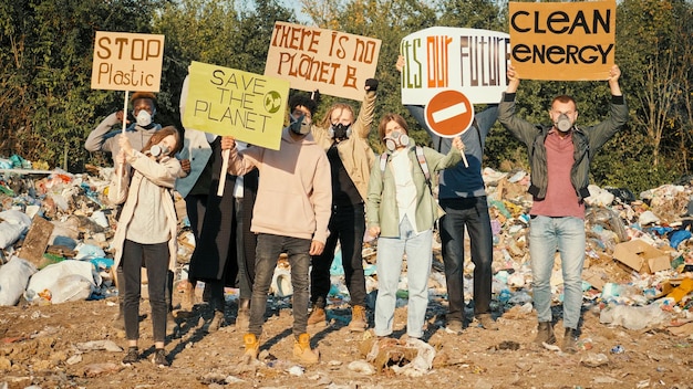 Photo génération soucieuse de l'avenirgroupe de bénévoles en masques à gaz avec une affiche appelant à prendre soin de soi...