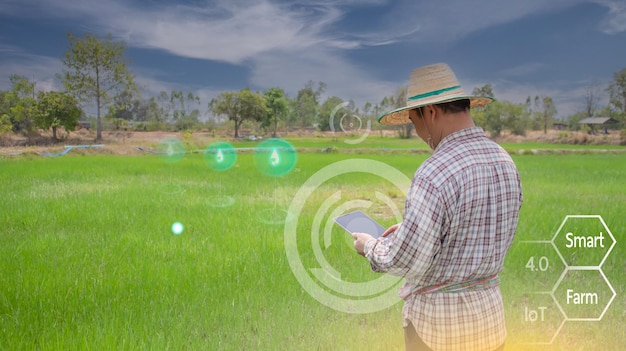 Des générations d'agriculteurs exploitent l'agriculture avec la technologie