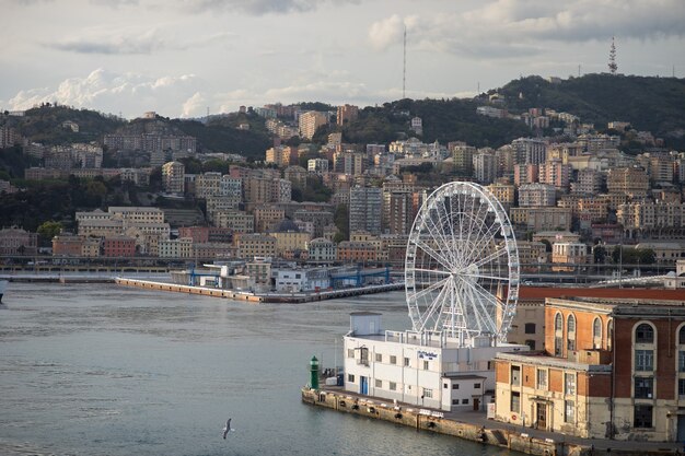 Gênes à l'ancien port la grande roue vue de l'air.