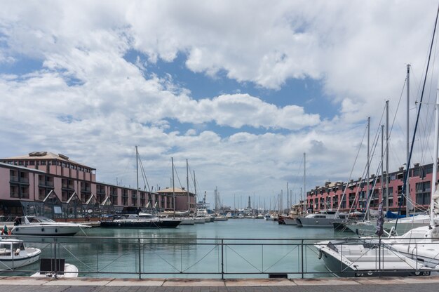 Photo gênes, italie. le port et le centre d'affaires.