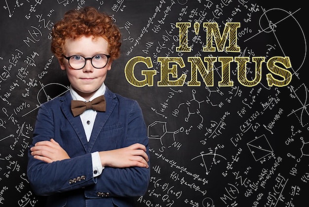 Photo un génie intelligent sur le tableau avec des formules de science et de mathématiques.