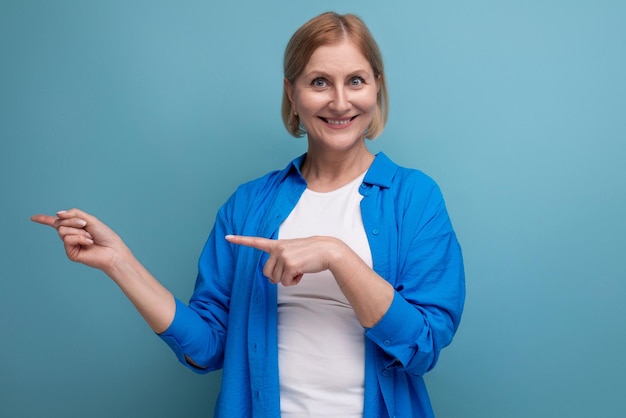 Génie souriant femme blonde d'âge moyen sur fond bleu avec fond