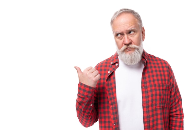 Genius s homme à la retraite avec barbe blanche et moustache racontant des nouvelles avec un geste
