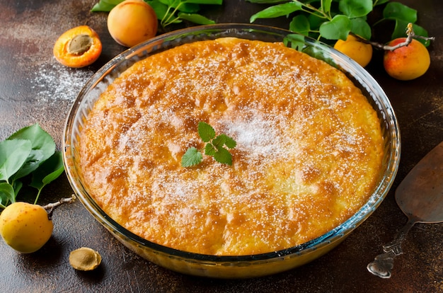 Génoise aux abricots, saupoudrée de sucre glace