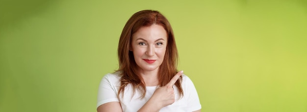 Genre gai goodlooking middleaged woman s rousse tshirt blanc souriant modeste assuré donner des conseils