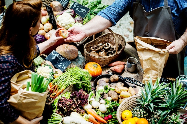 Gens achetant des légumes biologiques frais au marché