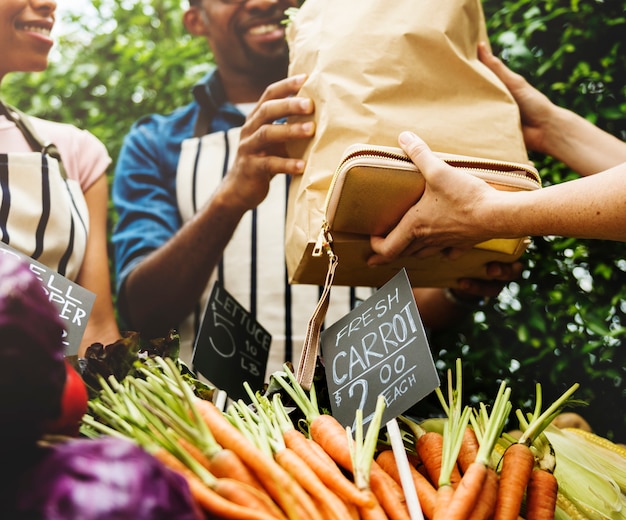 Photo gens achetant des légumes dans un magasin au marché