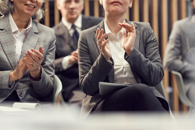 Gens d'affaires accueillant l'entraîneur à la classe de formation