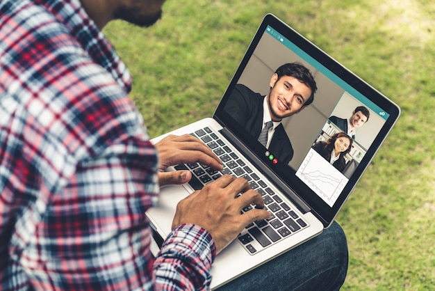 Photo gens d'affaires d'appel vidéo réunis sur un lieu de travail virtuel ou un bureau distant