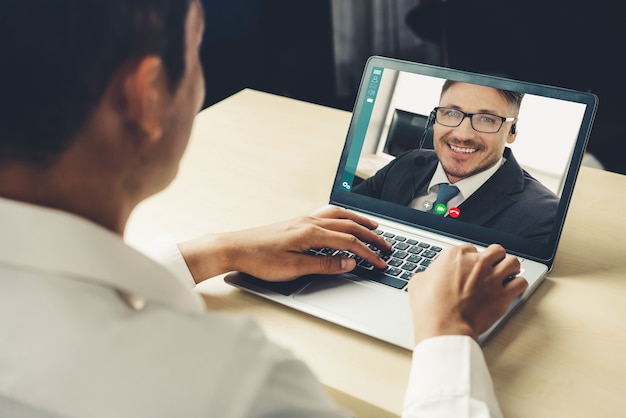 Gens d'affaires d'appel vidéo réunis sur un lieu de travail virtuel ou un bureau distant