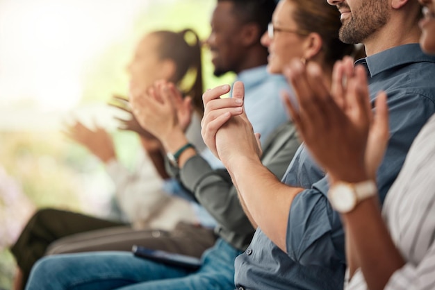 Photo les gens d'affaires applaudissent dans la foule du public de la conférence et l'atelier du salon pour la formation, la motivation et la présentation l'équipe d'employés applaudit pour le succès du séminaire et de la réunion de soutien