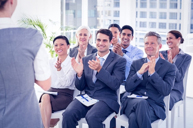 Les gens d&#39;affaires applaudissent pendant la réunion