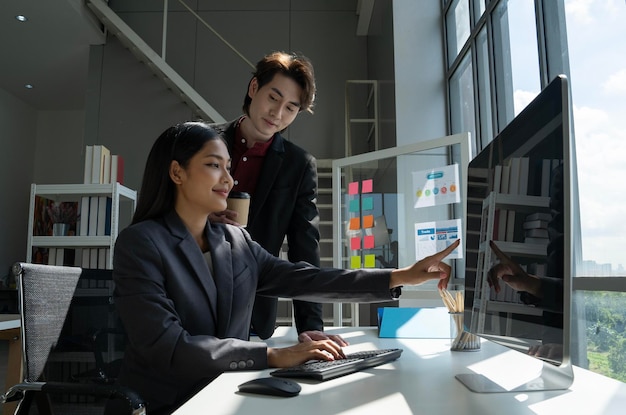 gens d'affaires asiatiques travaillant au bureau