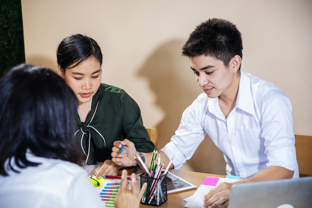 Gens d'affaires asiatiques travaillant ensemble sur le projet et de brainstorming au bureau de nuit