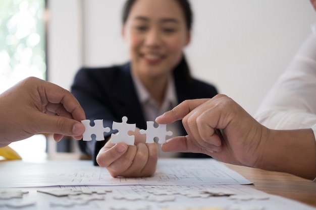 Gens d'affaires assembler pièce de puzzle ensemble