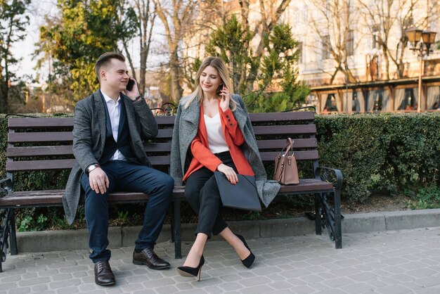 Gens d'affaires assis sur un banc