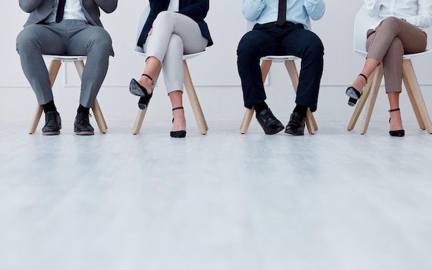 Gens D'affaires Attendant Dans Une Entreprise De Recrutement Pour Un Entretien D'embauche Ou Une Réunion D'embauche Gros Plan D'un Groupe D'employés Assis Sur Des Chaises Dans Une Salle D'attente Ou Un Bureau Pour Rejoindre Un Projet D'équipe D'entreprise