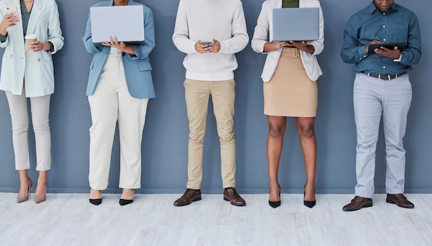 Photo gens d'affaires en attente ou technologie dans la ligne de recrutement de la rangée d'entretiens d'embauche ou file d'attente du mur des ressources humaines