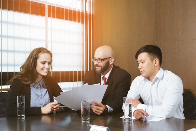 Gens d'affaires au bureau moderne