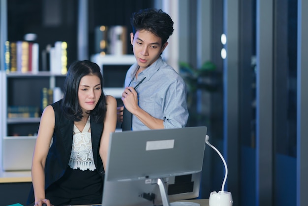 Les gens d'affaires au bureau la nuit travaillant tard