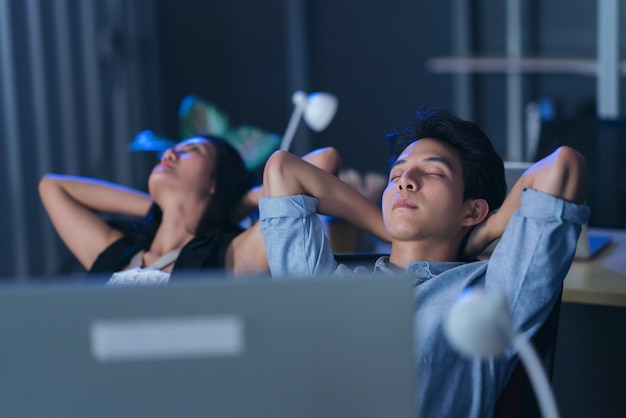 Gens d'affaires au bureau la nuit