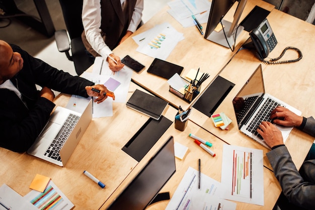 Des gens d'affaires au bureau travaillent ensemble pendant une réunion.