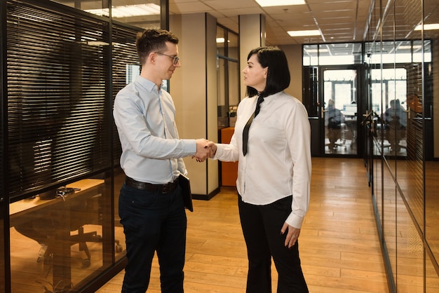 Les gens d'affaires au bureau vont travailler dans un bureau moderne