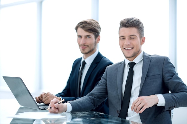 Les gens d&#39;affaires au bureau