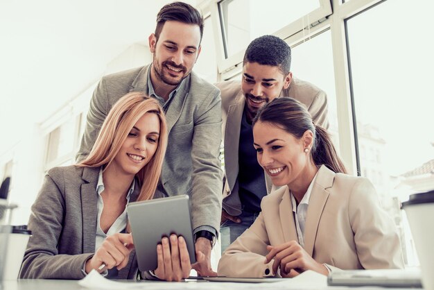 Gens d&#39;affaires au bureau