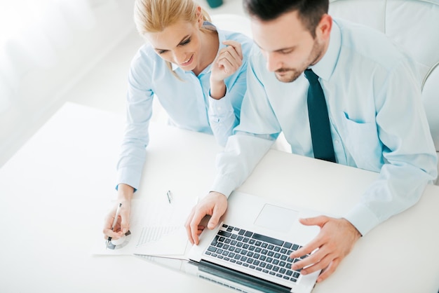 Les gens d&#39;affaires au bureau