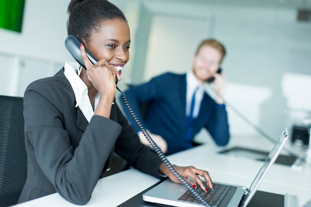 Photo gens d'affaires au bureau