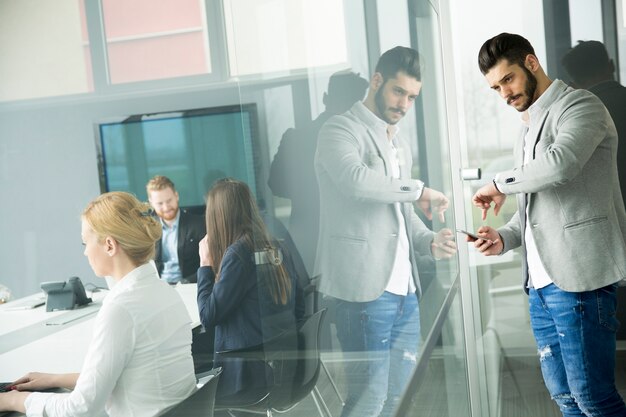 Gens d&#39;affaires au bureau