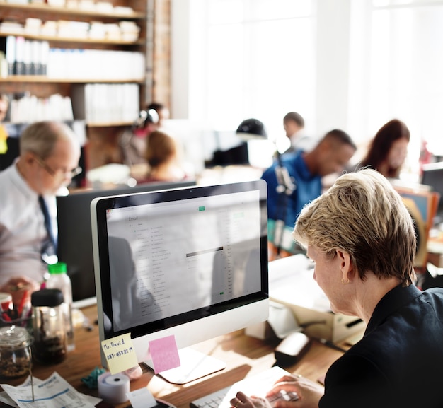 Gens d&#39;affaires au bureau