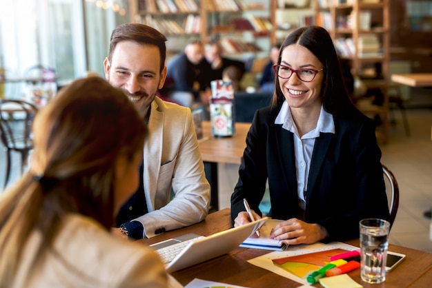 Gens d'affaires au café-bar.