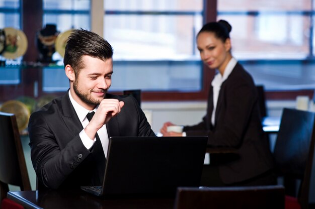 Gens d'affaires au travail au bureau