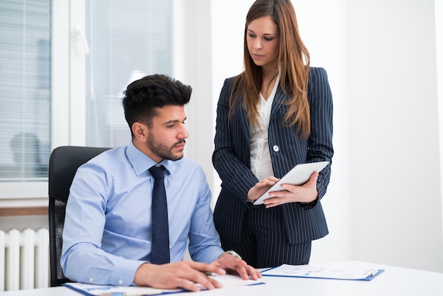 Les gens d&#39;affaires au travail dans leur bureau