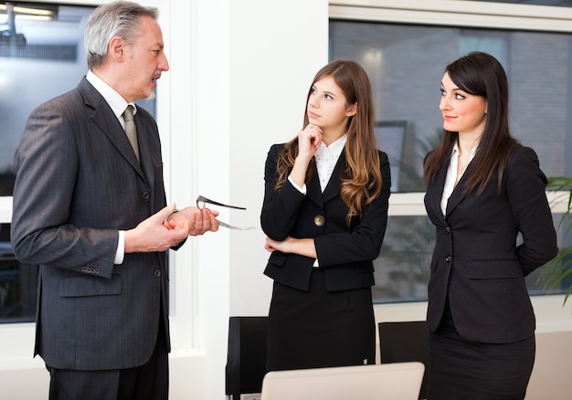 Les gens d&#39;affaires au travail dans leur bureau