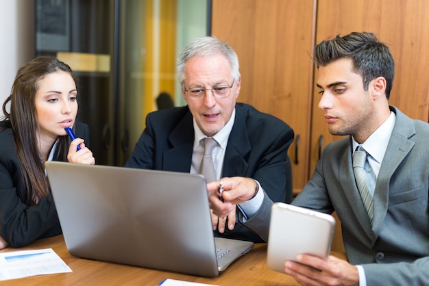 Les gens d&#39;affaires au travail dans leur bureau