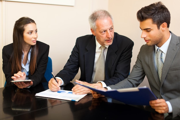 Les gens d&#39;affaires au travail