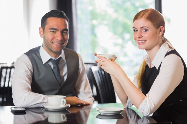 Gens d&#39;affaires ayant un café